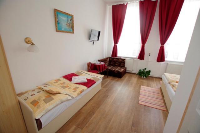 Feher Hajo Panzio Es Vendeglo Gyor Exterior photo
