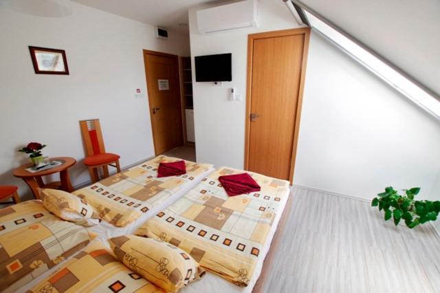 Feher Hajo Panzio Es Vendeglo Gyor Exterior photo