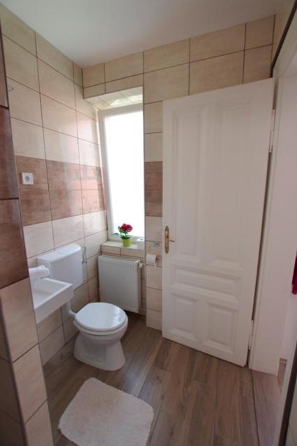 Feher Hajo Panzio Es Vendeglo Gyor Exterior photo