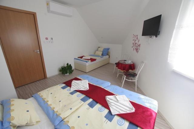Feher Hajo Panzio Es Vendeglo Gyor Exterior photo