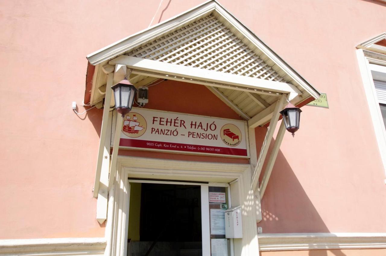 Feher Hajo Panzio Es Vendeglo Gyor Exterior photo